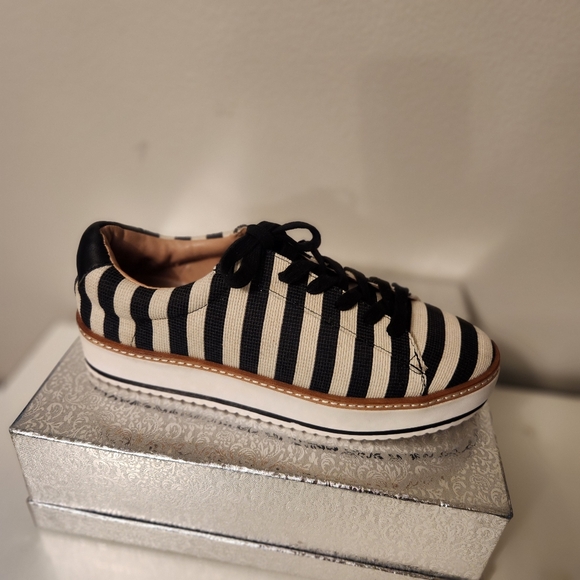 CHELSEA & VIOLET SIZE 10.Black and White Striped Platform Sneakers - Picture 3 of 8